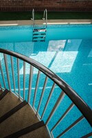 Una piscina cubierta