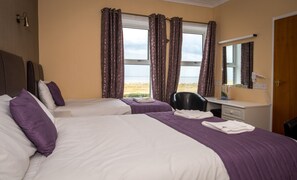 经典三人房, 多张床 | 特色装修、特色家居、免费 WiFi、床单