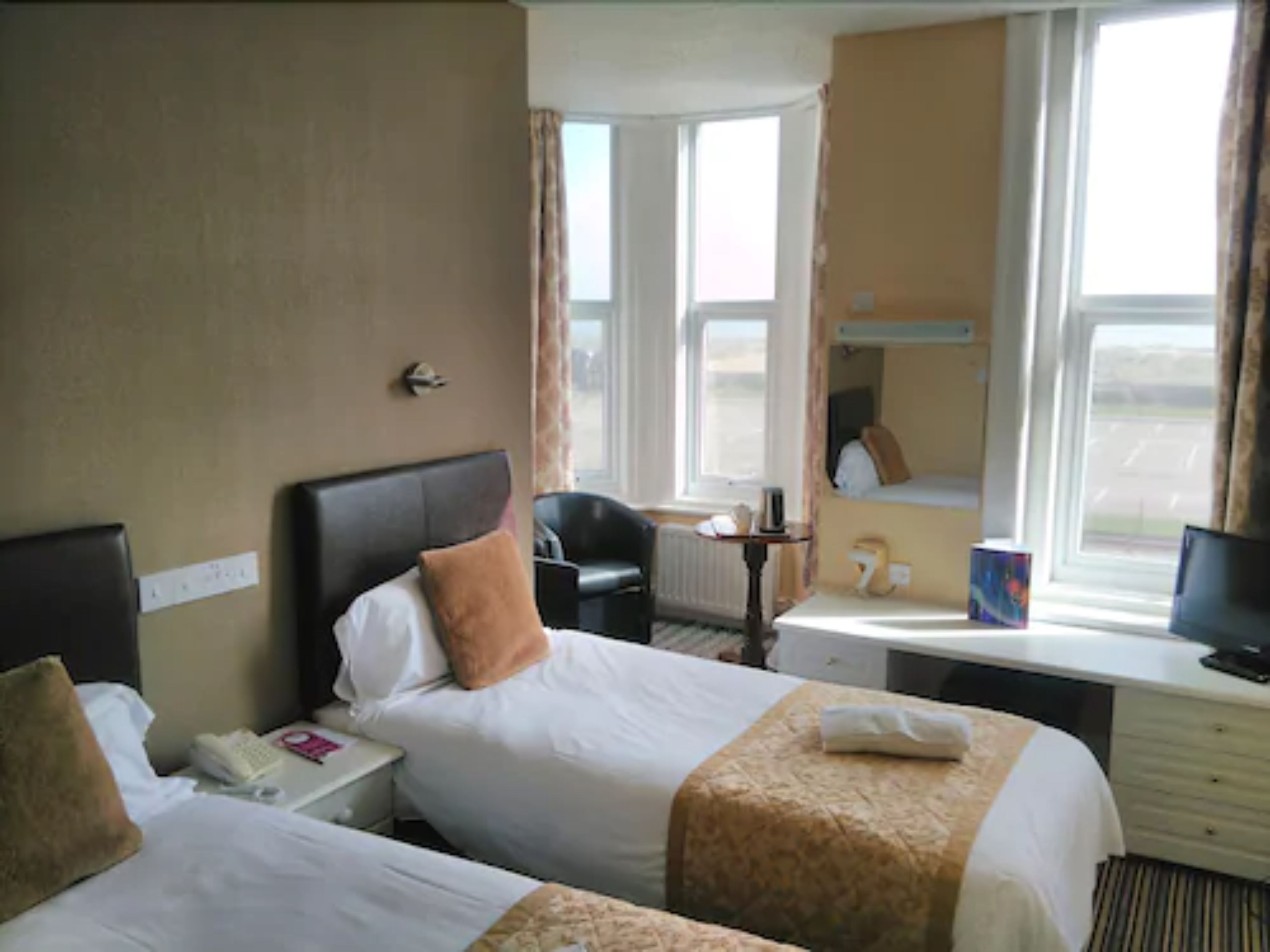twin room, sea view | individually decorated, individually furnished, free wifi, bed sheets