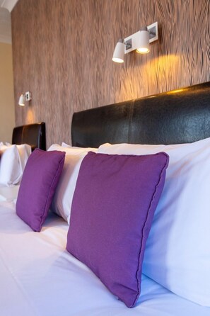 Habitación triple clásica, varias camas | Decoración personalizada, muebles diferentes y wifi gratis