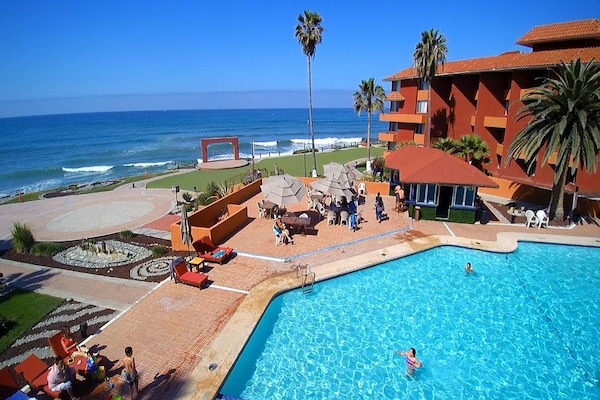 Kolam renang indoor dan kolam renang outdoor, dengan kursi berjemur