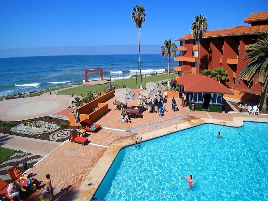 Kolam renang indoor dan kolam renang outdoor, dengan kursi berjemur