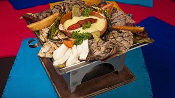 Se sirven comidas; con vista a la alberca