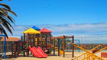 Área de juegos infantiles al aire libre