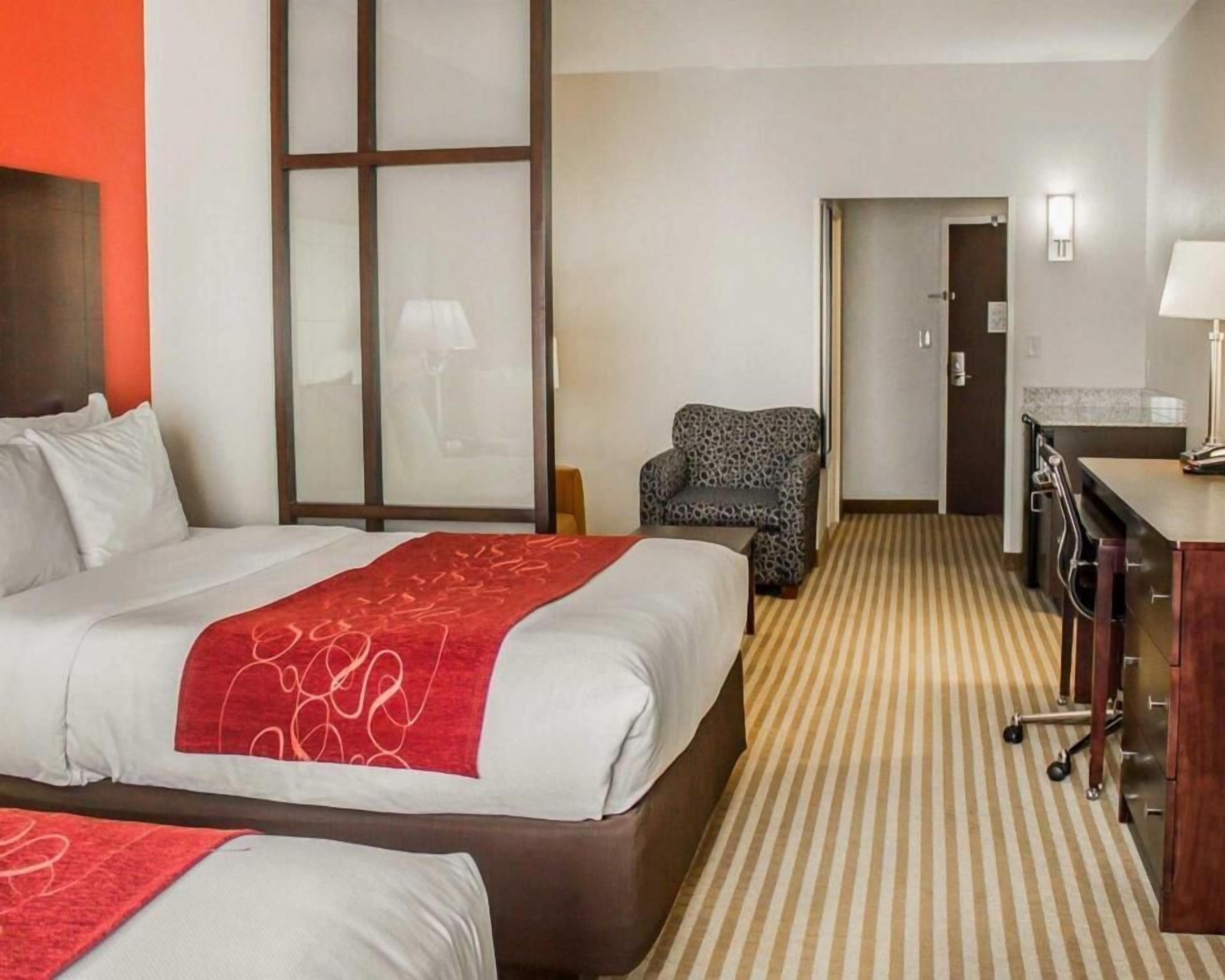 Sengetøy av topp kvalitet, senger med overmadrass og skrivebord