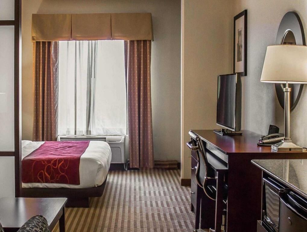 Sengetøy av topp kvalitet, senger med overmadrass og skrivebord