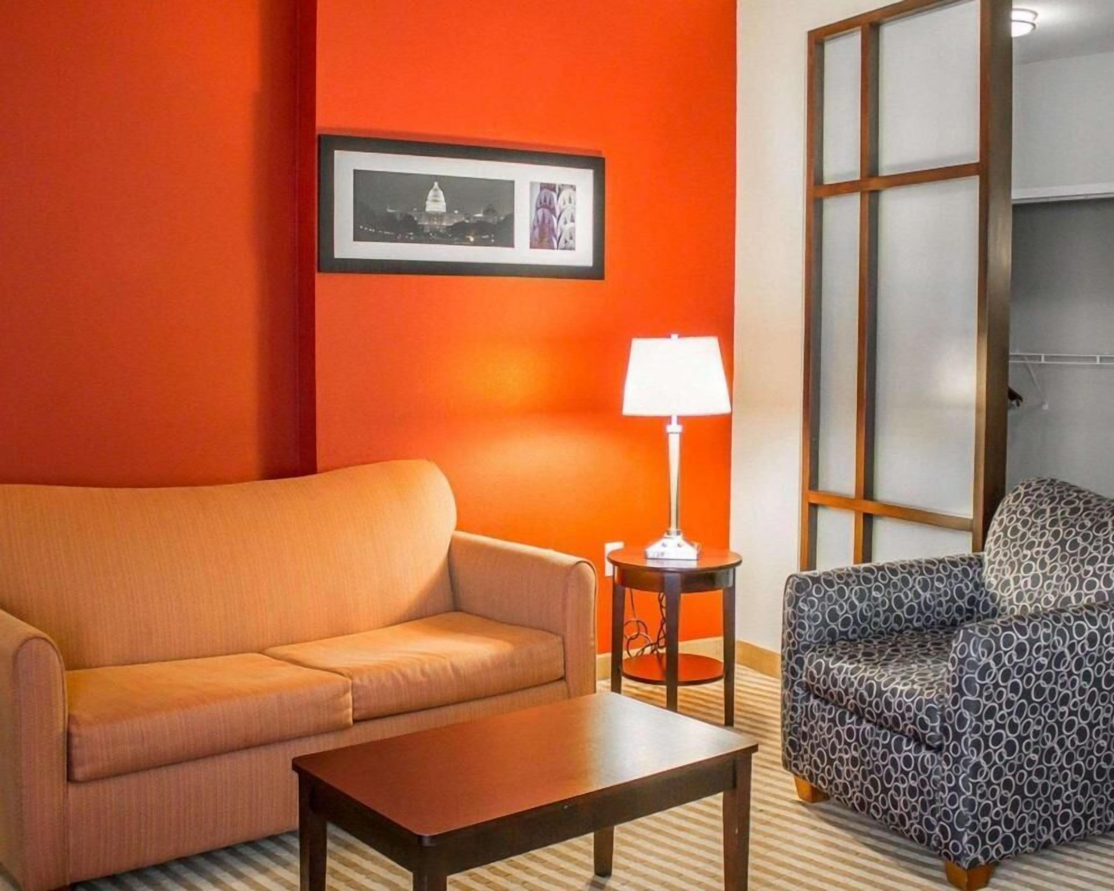 Oppholdsområde | En 55-tommers smart-TV med kabel-kanaler samt Netflix og Hulu