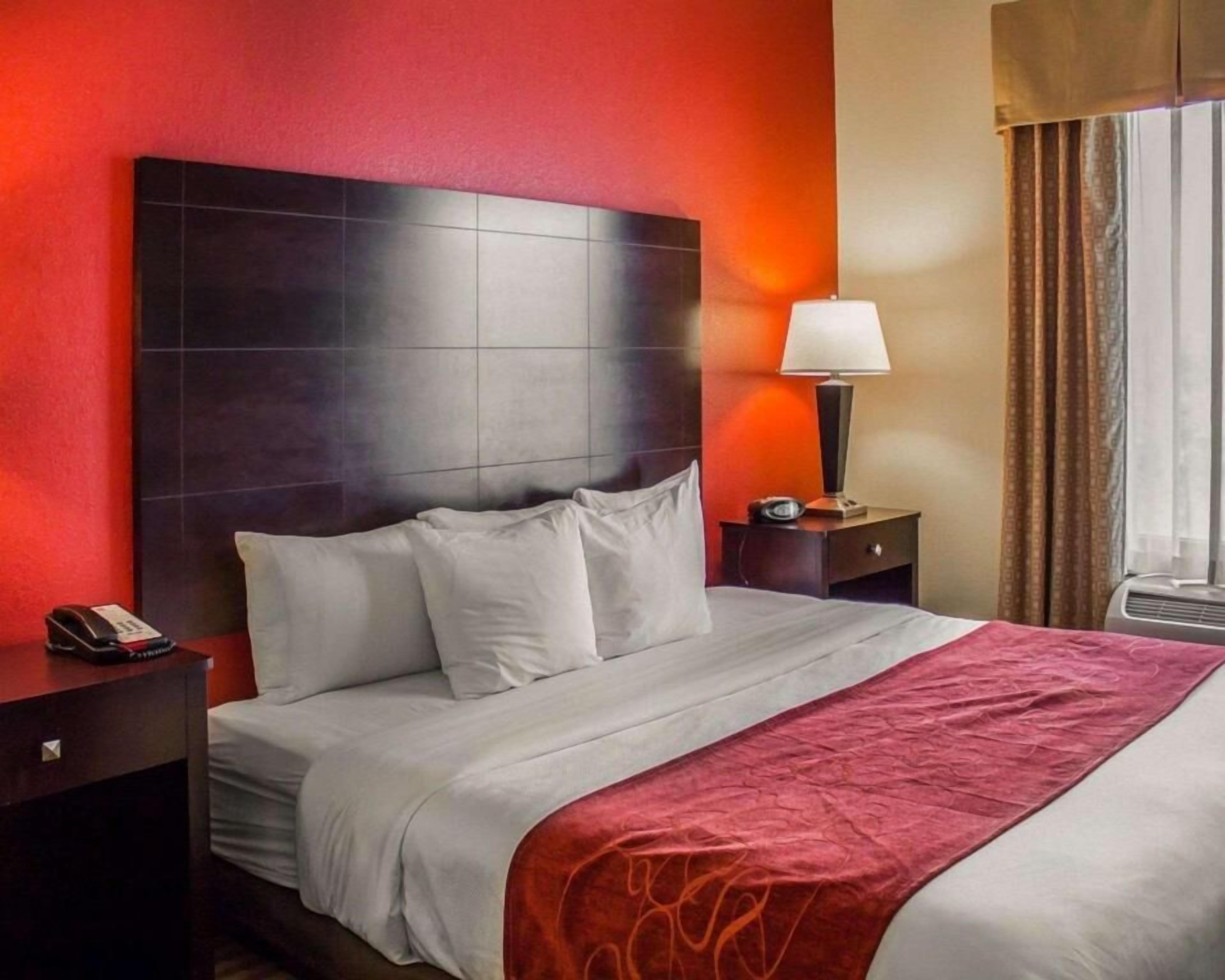 Sengetøy av topp kvalitet, senger med overmadrass og skrivebord