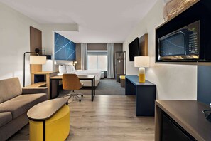 高档床上用品、加厚床垫、办公桌、笔记本电脑工作区