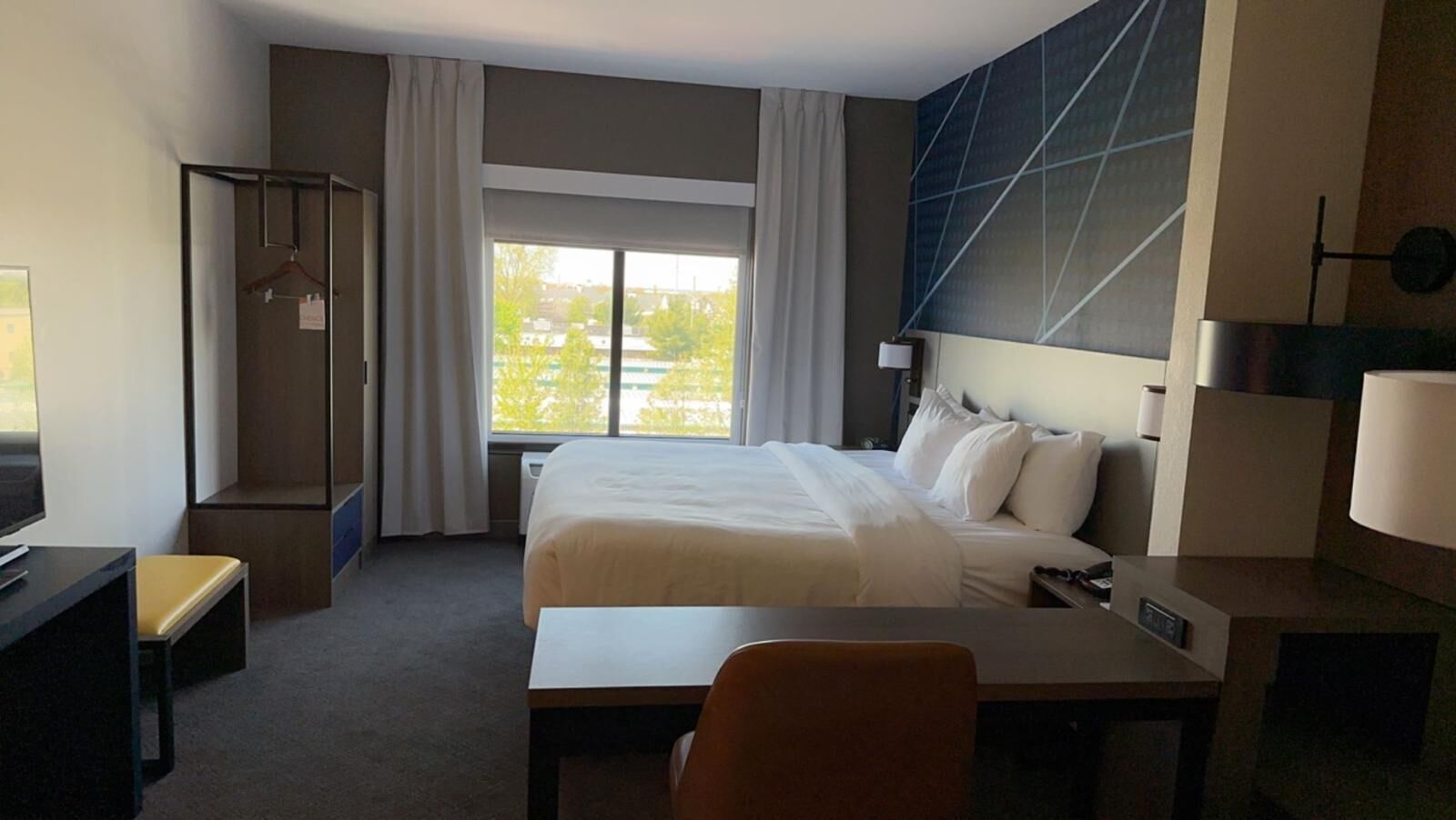 Sengetøy av topp kvalitet, senger med overmadrass og skrivebord