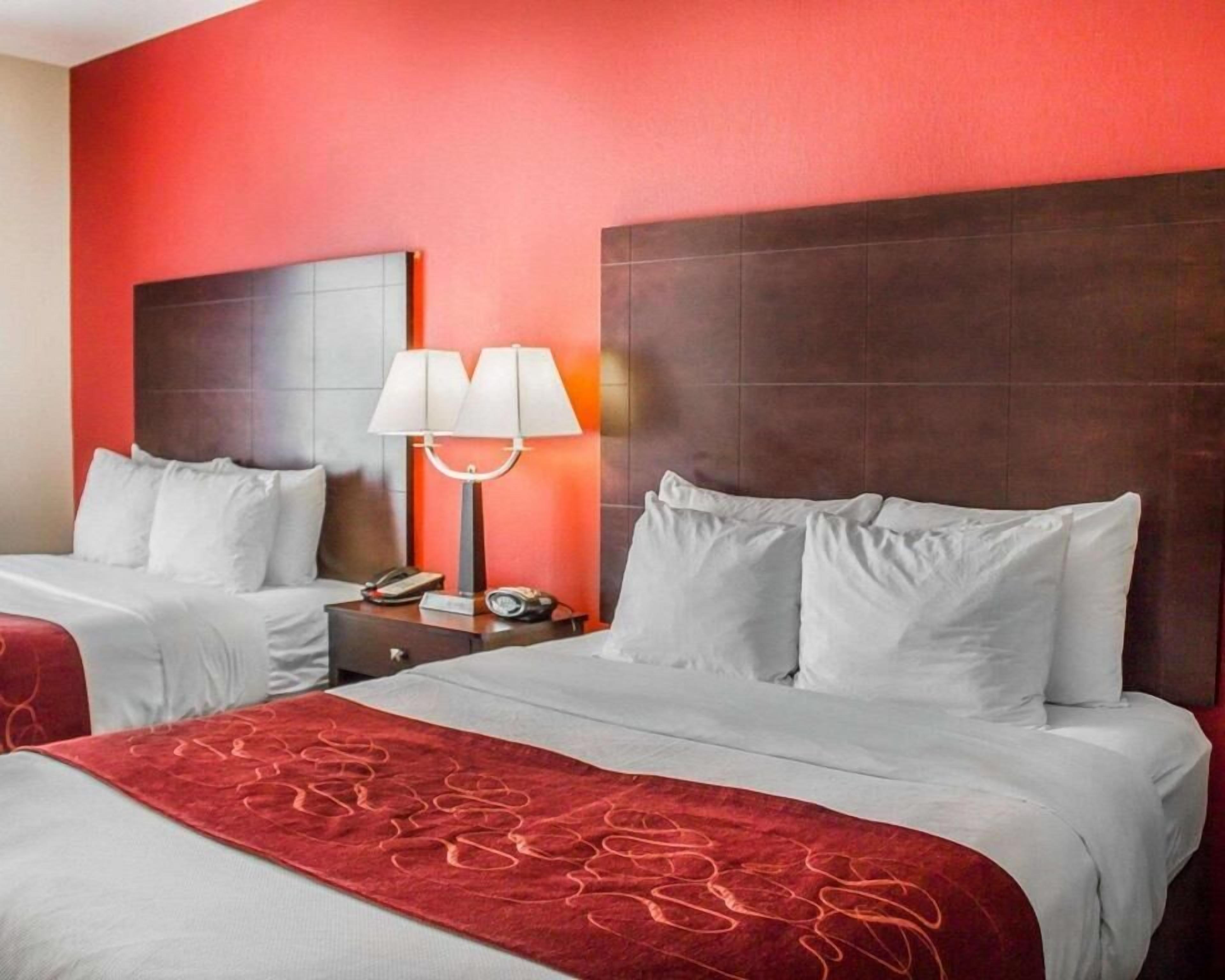 Sengetøy av topp kvalitet, senger med overmadrass og skrivebord