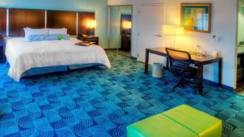 Ropa de cama hipoalergénica y caja de seguridad en la habitación