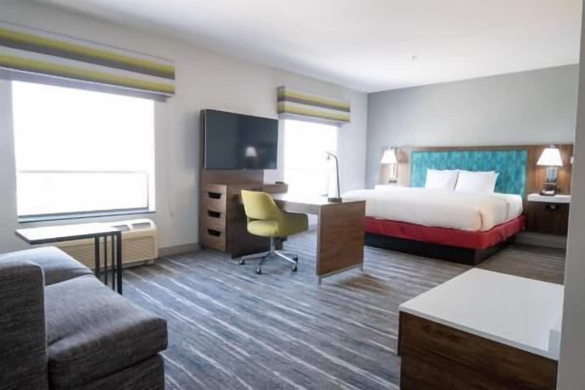 Hypo-allergenic bedding, in-room safe, desk, laptop workspace