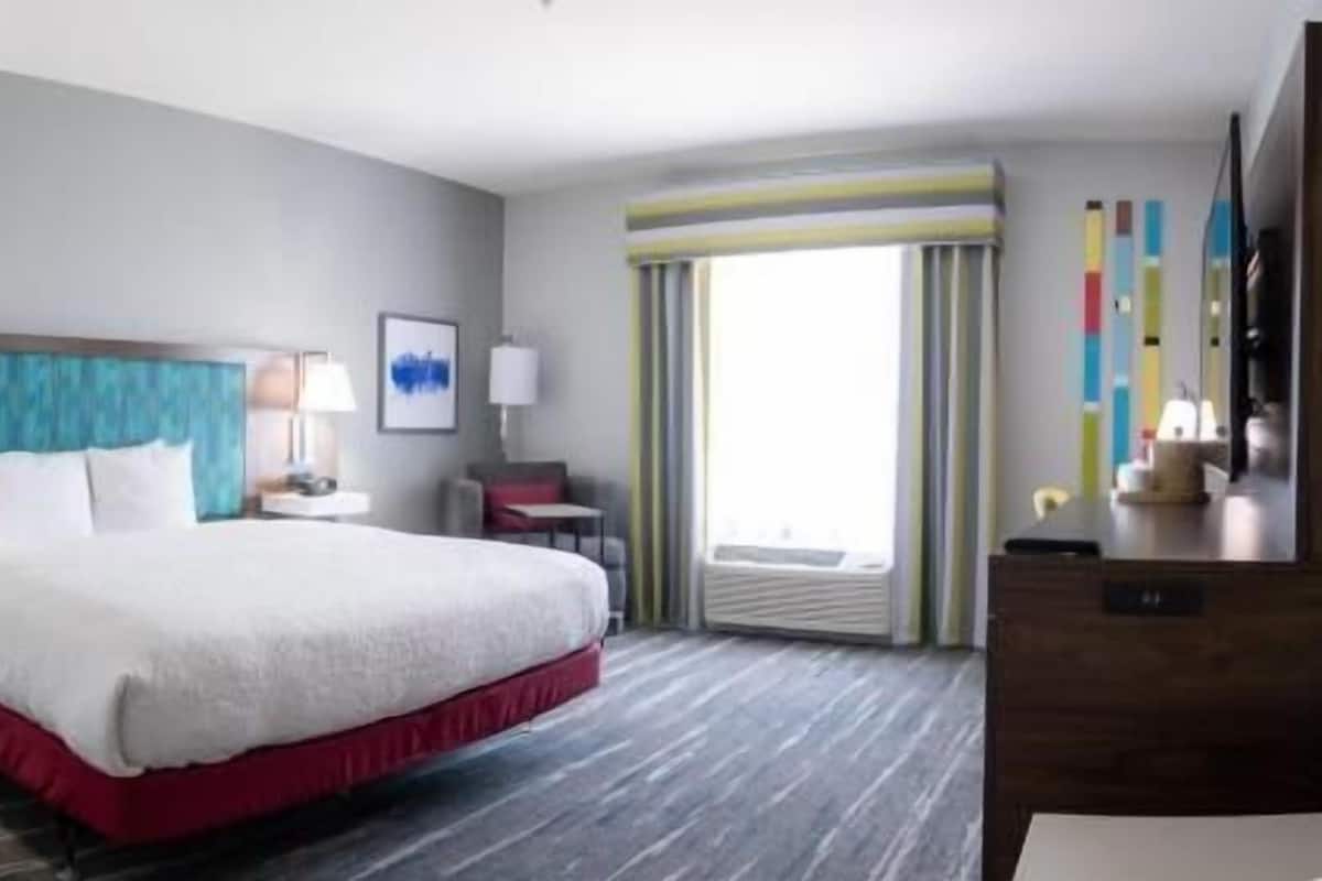 Hypo-allergenic bedding, in-room safe, desk, laptop workspace