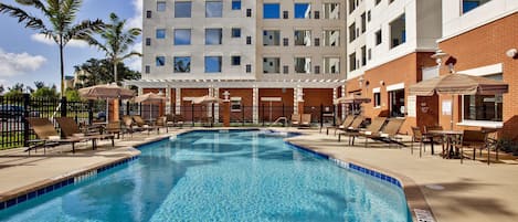 Piscine extérieure, chaises longues