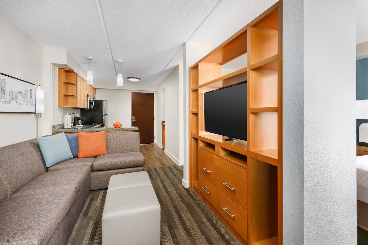 flat-screen tv, dvd player