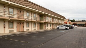 A motel with multiple rooms, a parking lot, and a storefront. - Kings Inn (Lenoir City)