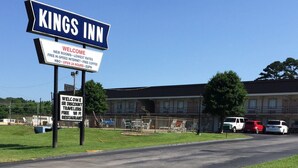 A Kings Inn sign with a welcome message, free Wi-Fi, and 24-hour availability. - Kings Inn (Lenoir City)