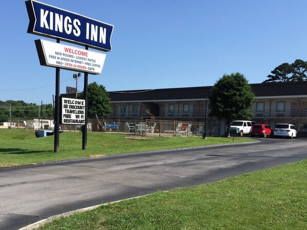 A Kings Inn sign with a welcome message, free Wi-Fi, and 24-hour availability. - Kings Inn (Lenoir City)