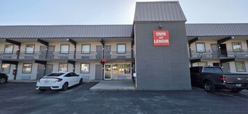 A motel with a sign reading 'Inn of Lenior' and a visible office entrance.