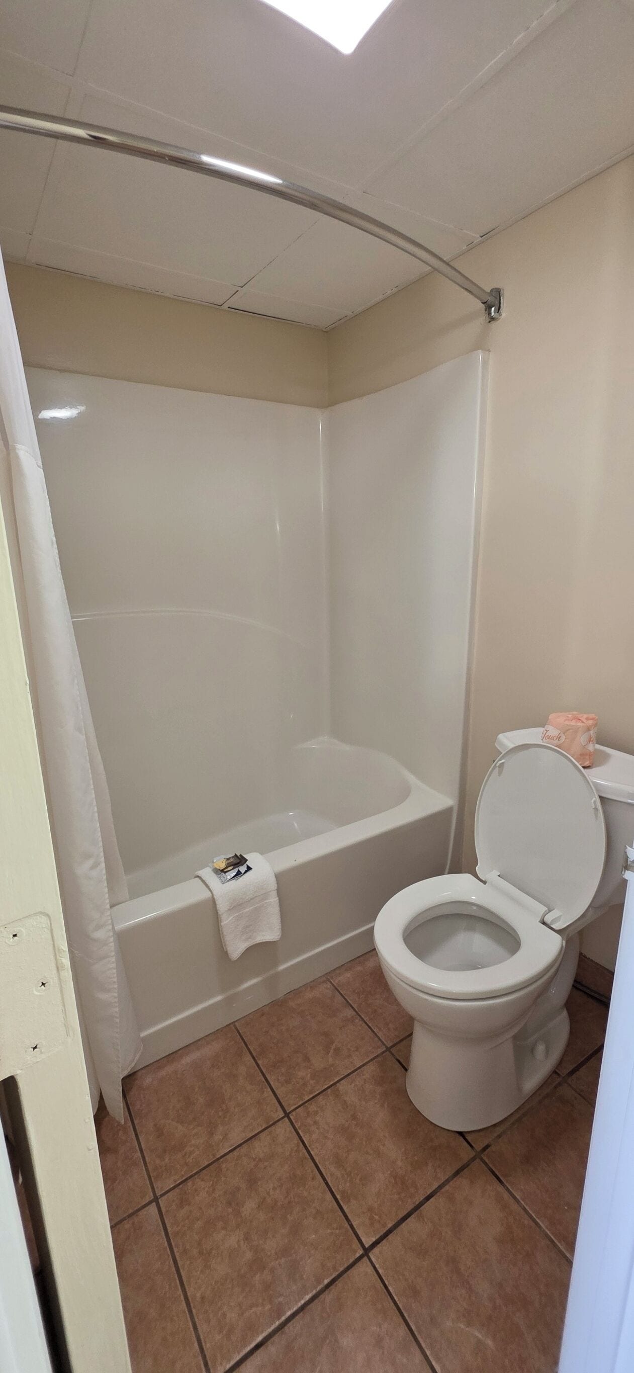 Un baño con bañera, inodoro y cortina de ducha.
