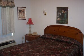 Verdunkelungsvorhänge, kostenloses Internet per Kabel, Bettwäsche