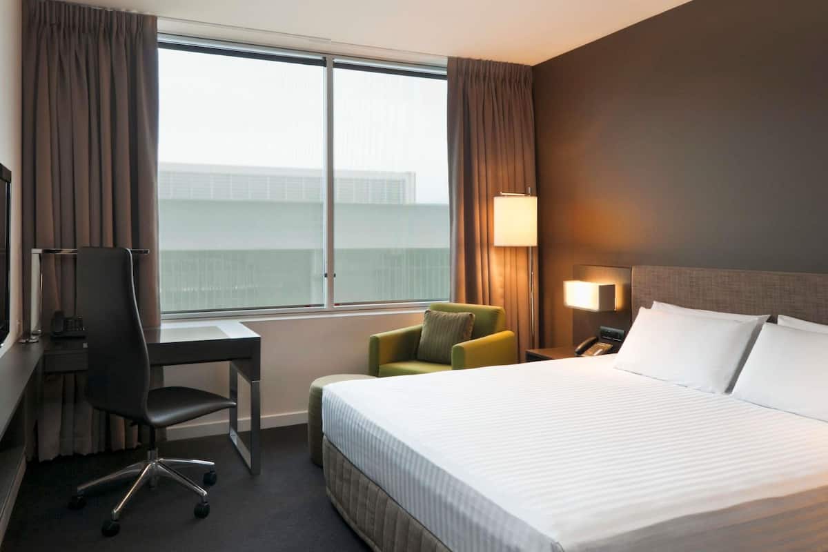 Superior Room, 1 King Bed, Accessible | Premium bedding, minibar, in-room safe, desk