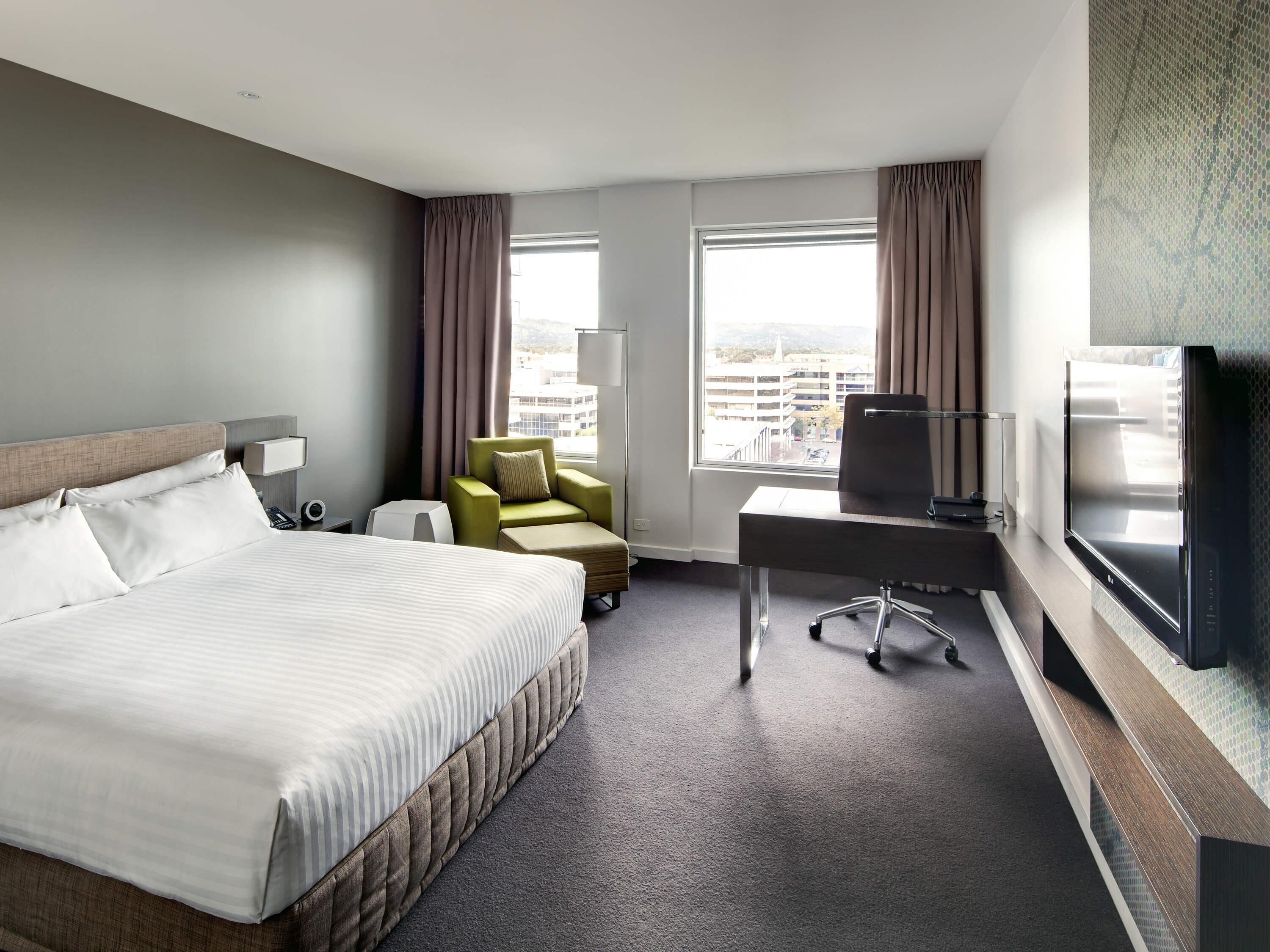 Deluxe-Zimmer, 1 King-Bett, Stadtblick | Hochwertige Bettwaren, Minibar, Zimmersafe, Schreibtisch