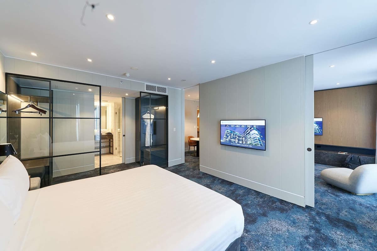 Deluxe Suite, 1 King Bed, Balcony, Park View | Premium bedding, minibar, in-room safe, desk
