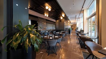 Serveert ontbijt, lunch, diner, tuinzicht