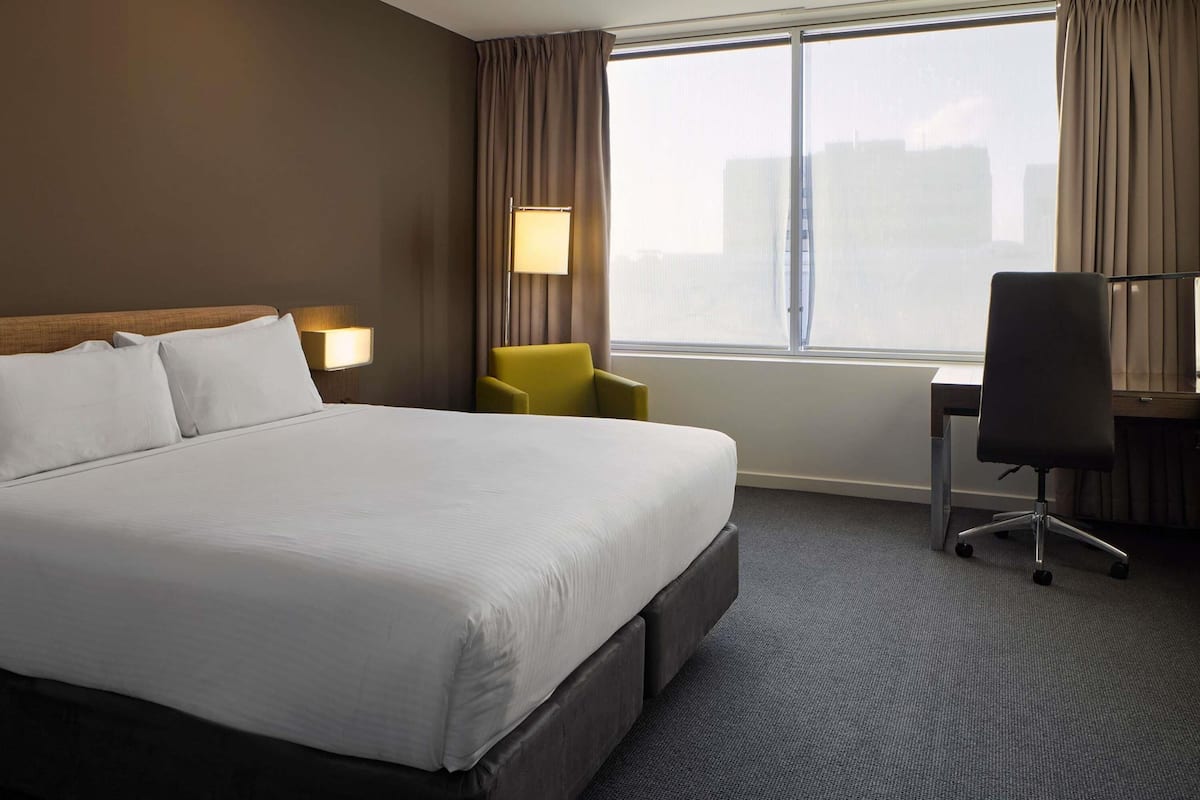 Deluxe Room, 1 King Bed, City View | Premium bedding, minibar, in-room safe, desk