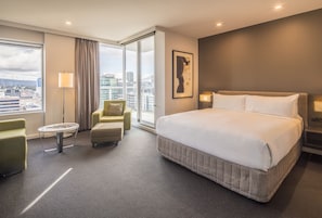 Junior suite, 1 kingsize bed, balkon, uitzicht | Luxe beddengoed, een minibar, een kluis op de kamer, een bureau