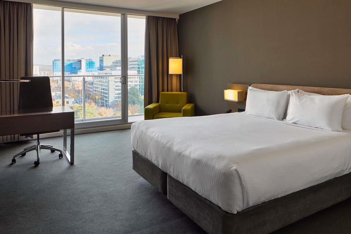 Premium bedding, minibar, in-room safe, desk