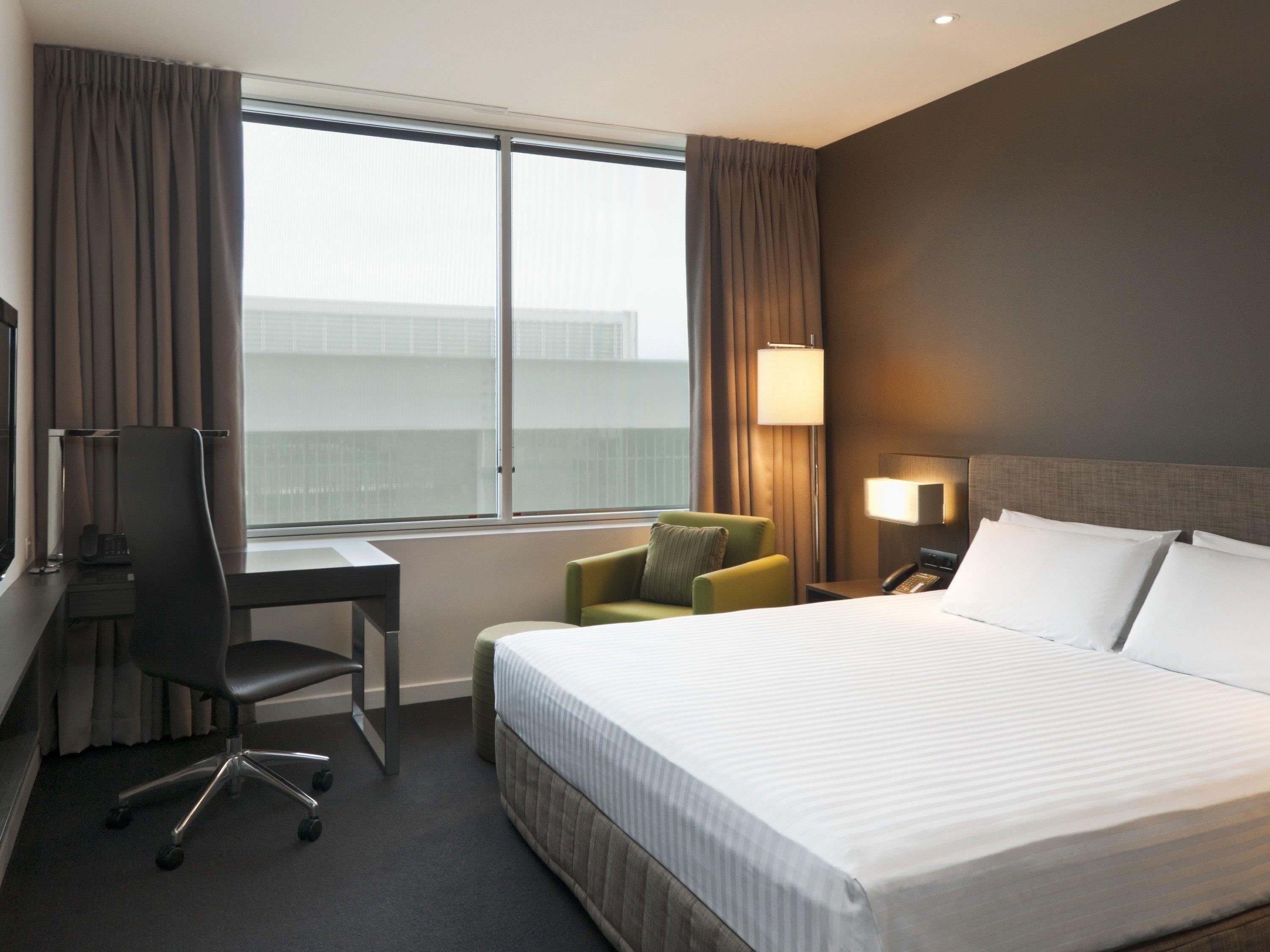 高级房, 1 张特大床 | 高档床上用品、迷你吧、客房内保险箱、办公桌