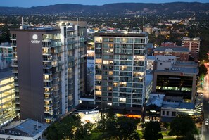 Fachada de la propiedad por la tarde o noche