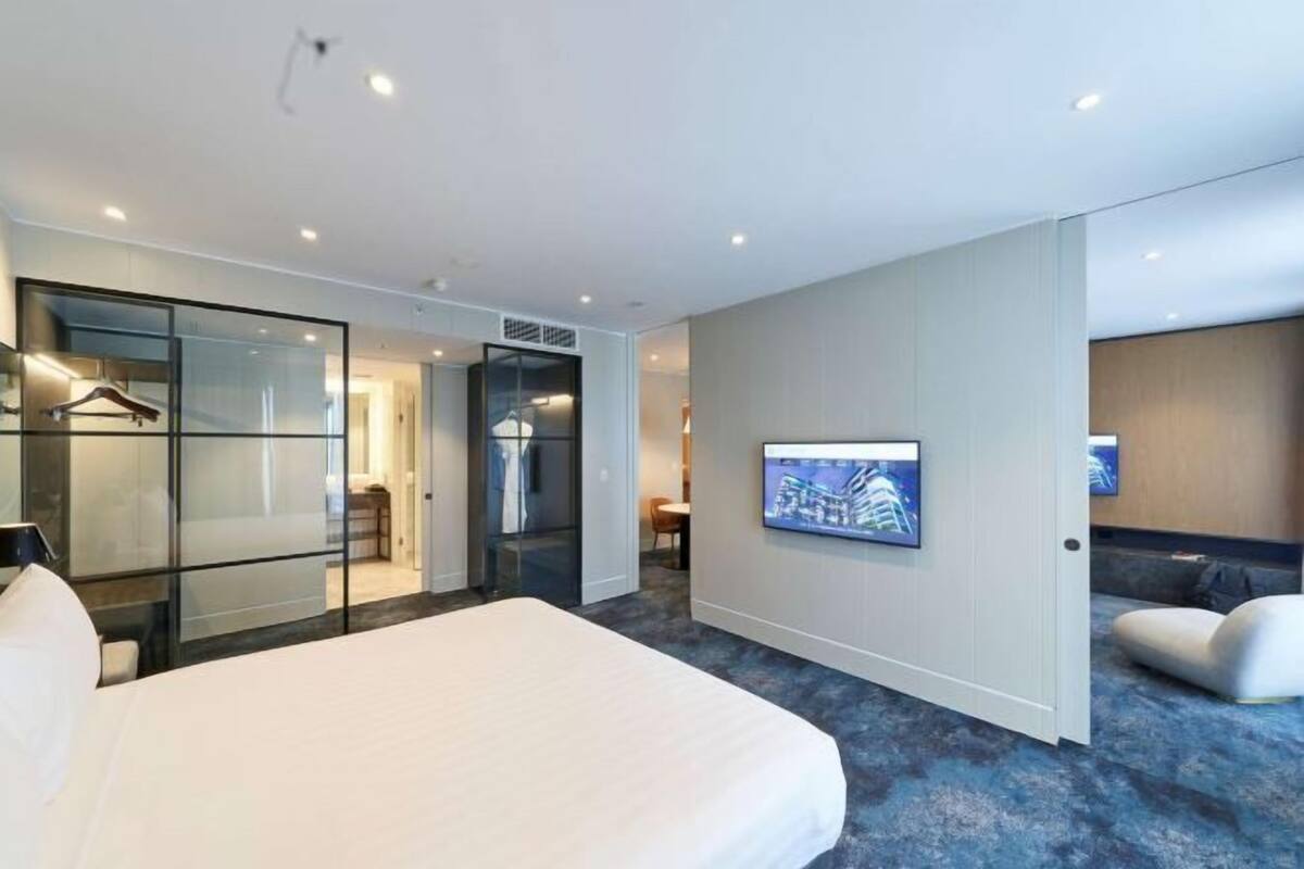 Premium bedding, minibar, in-room safe, desk