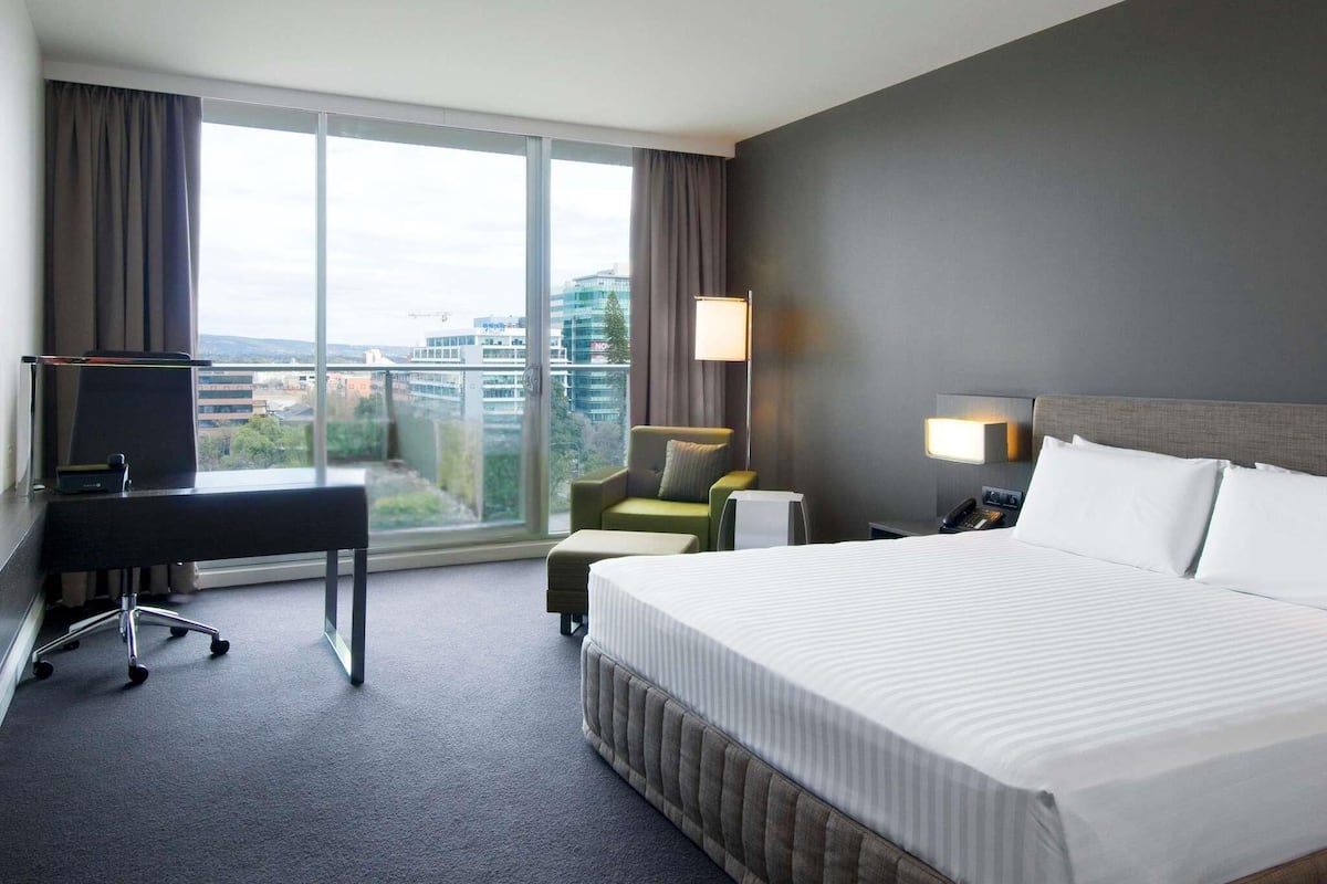 Deluxe Room, 1 King Bed, Balcony, Park View (Executive) | Premium bedding, minibar, in-room safe, desk