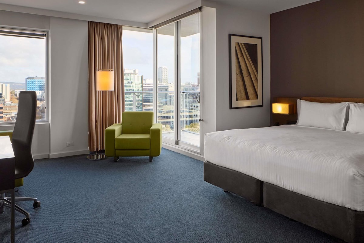 Junior Suite, 1 King Bed, Balcony | Premium bedding, minibar, in-room safe, desk