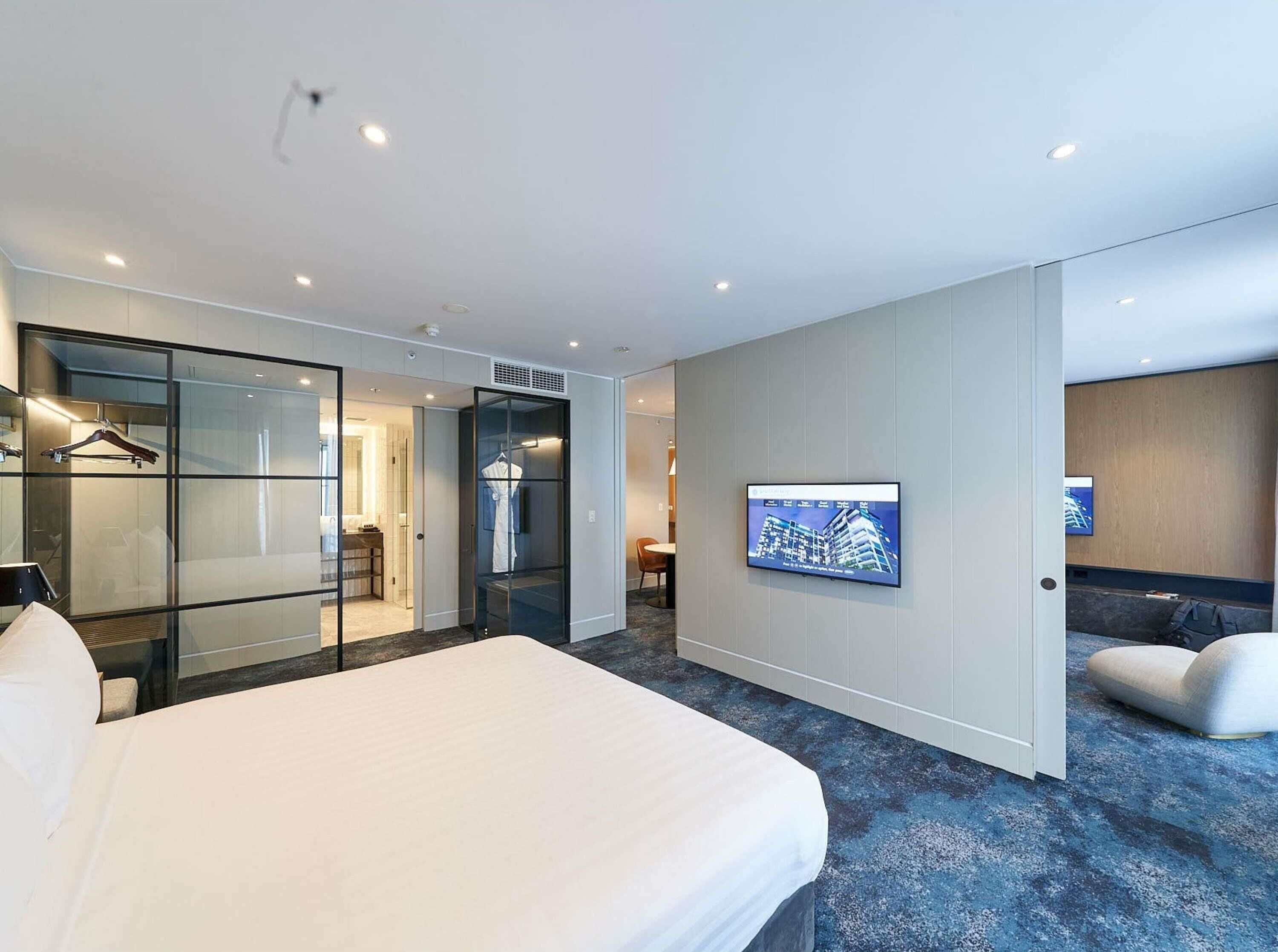 Suite Deluks, 1 Tempat Tidur King, balkon, pemandangan taman | Seprai premium, minibar, brankas, dan meja kerja