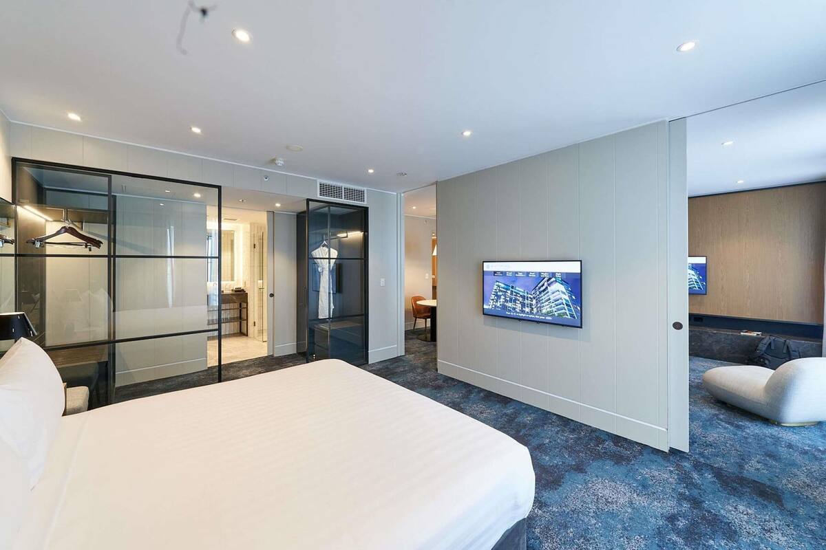 Deluxe Suite, 1 King Bed, Balcony, Park View | Premium bedding, minibar, in-room safe, desk