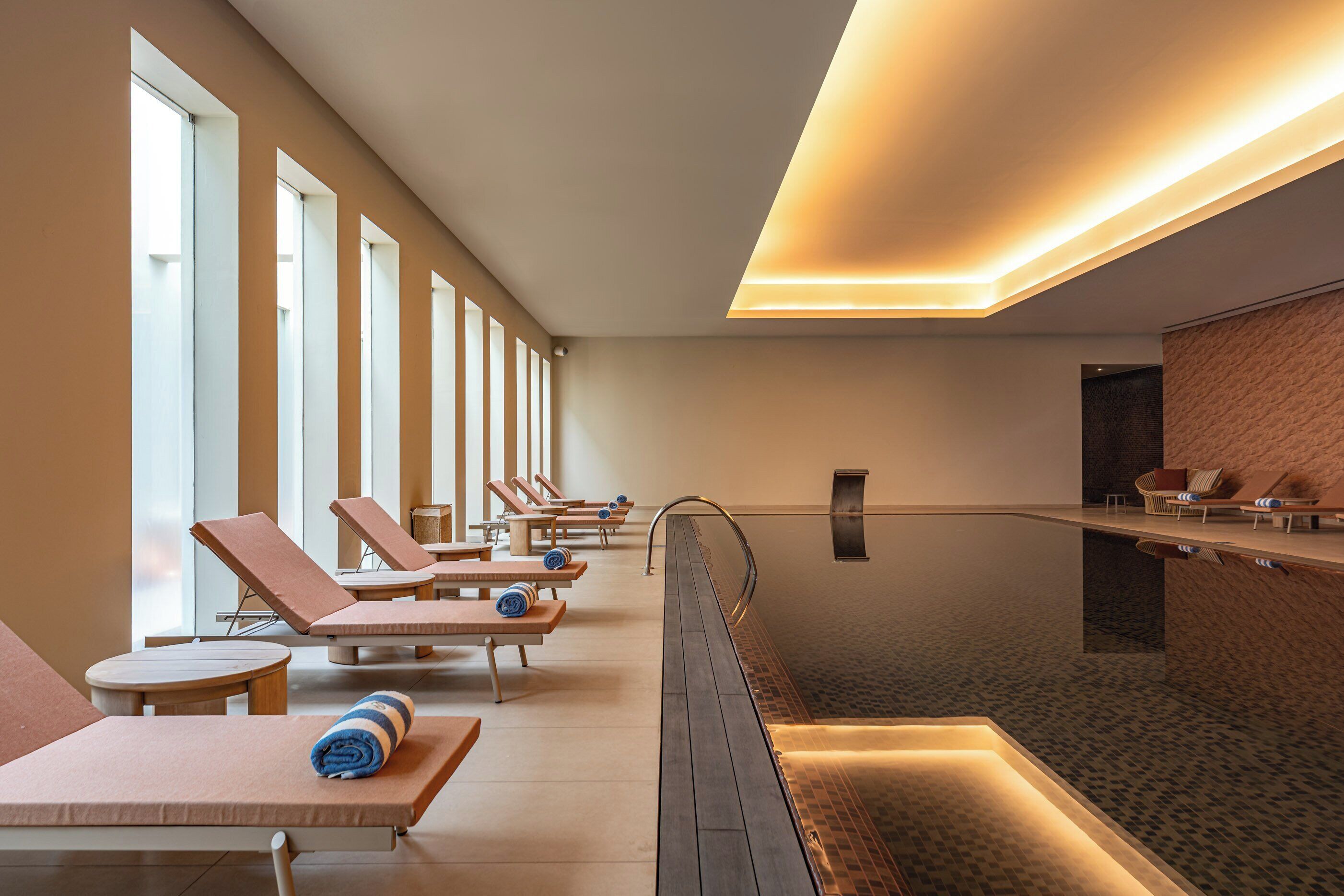 室内游泳池，3 室外游泳 池，10:00 至 18:30 开放, 池畔遮阳伞, 日光浴躺椅