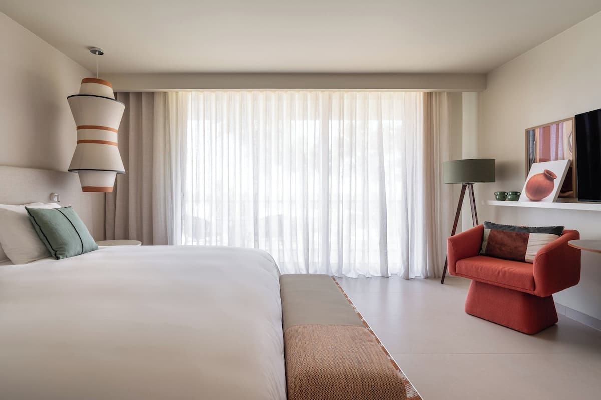 Premium bedding, minibar, in-room safe, desk