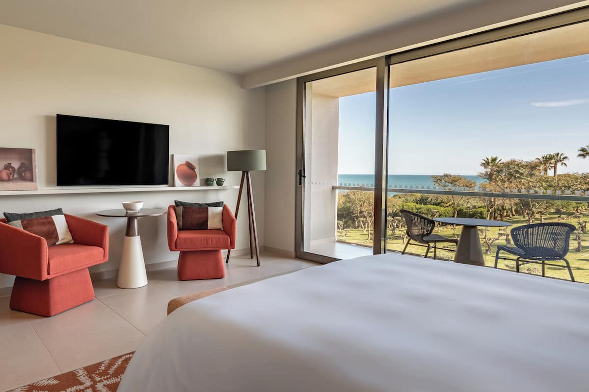 premium room, 1 king bed, sea view | premium bedding, minibar, in-room safe, desk
