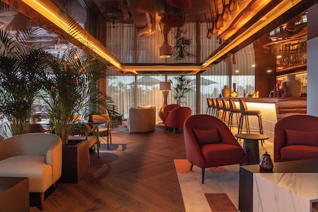 Bar en la azotea, con vista al mar, abre solo algunos días