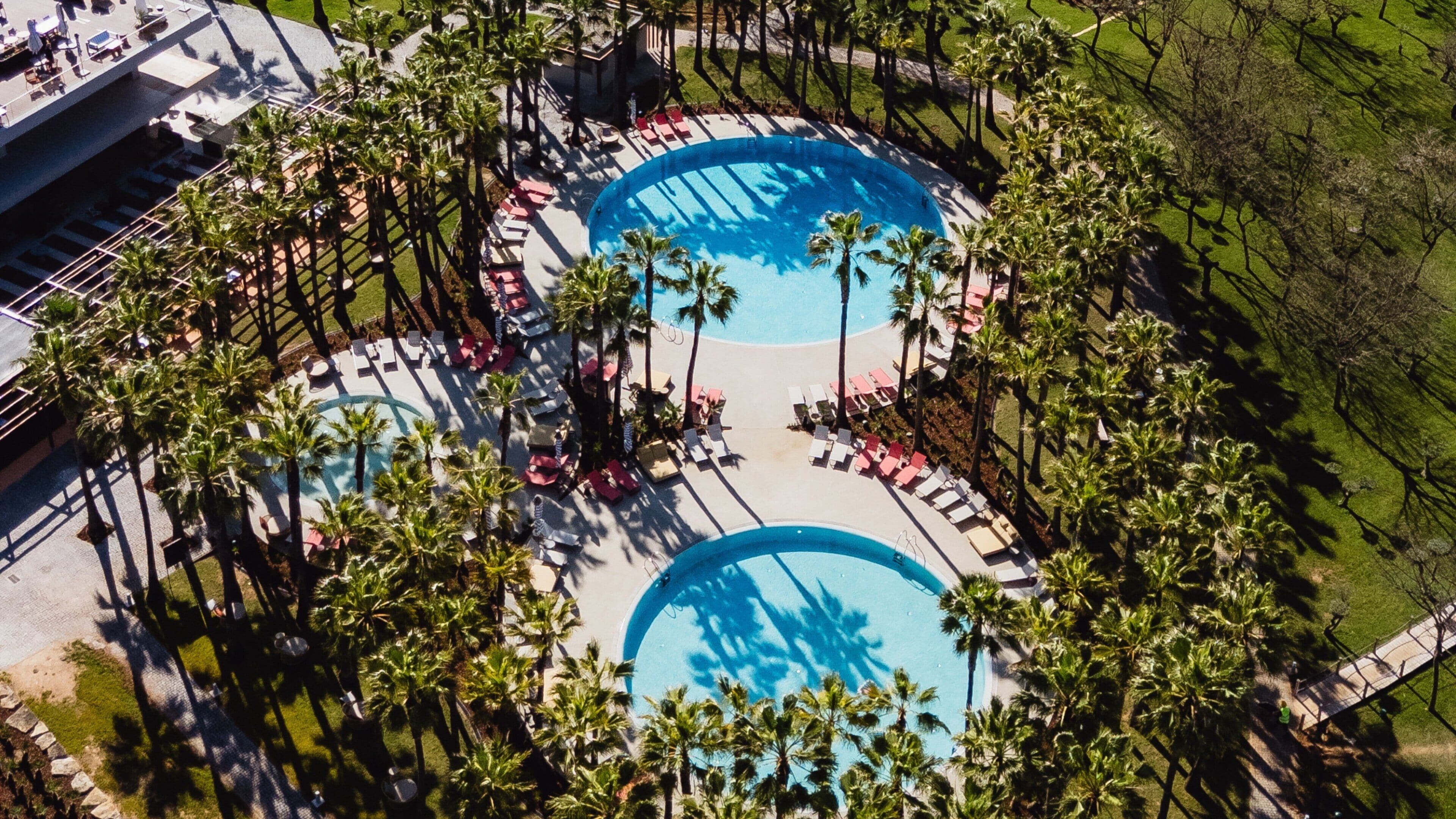 Innenpool, 3 Außenpools, Sonnenschirme, Liegestühle