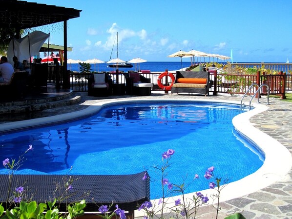 Alberca al aire libre y camastros 