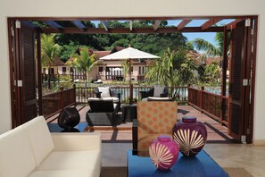 Alberca al aire libre y camastros 