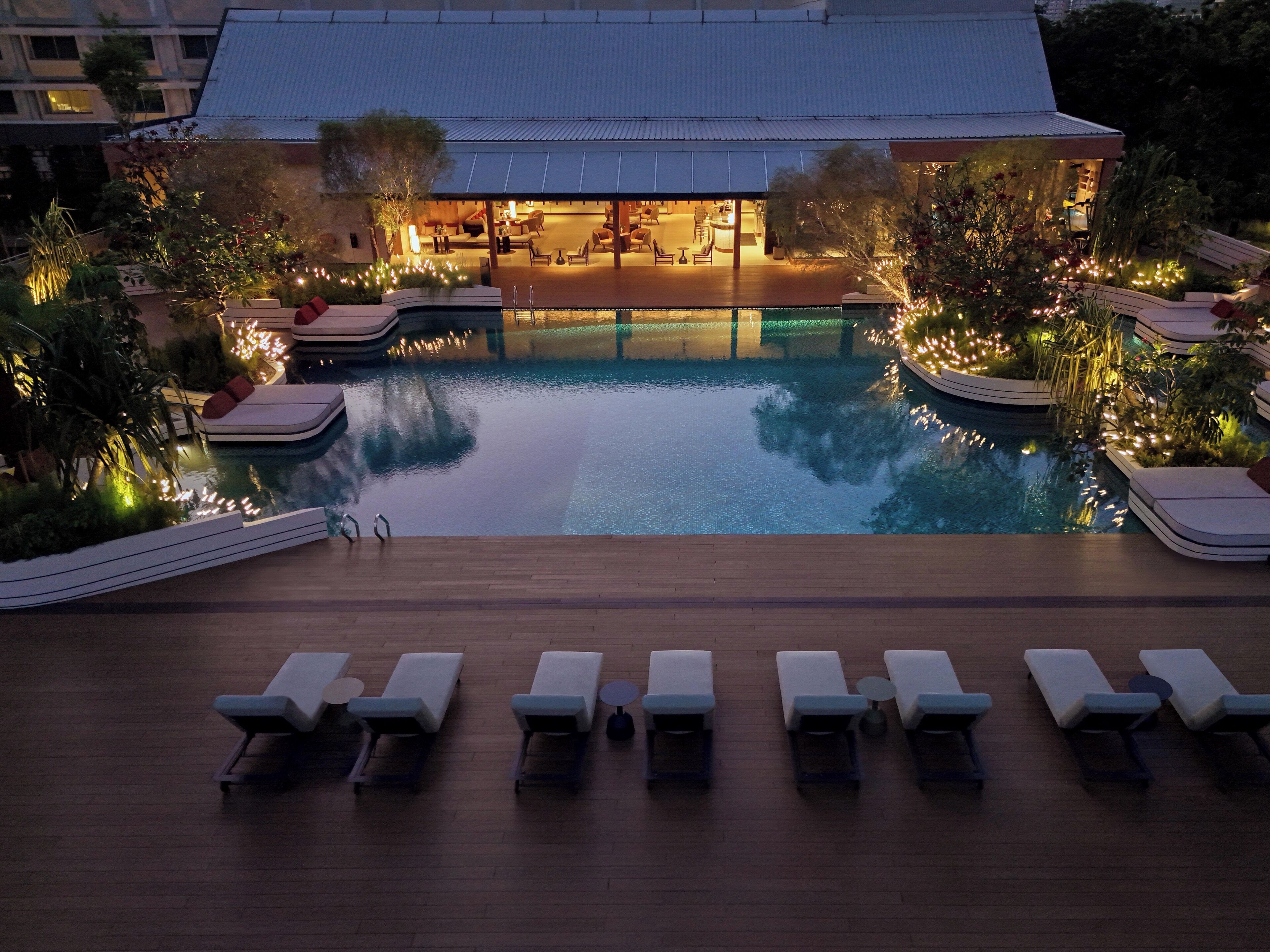 حمّام سباحة خارجي، مظلات على حمّام السباحة، مقاعد للتشمس