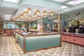 Petit déjeuner buffet servi tous les jours en supplément