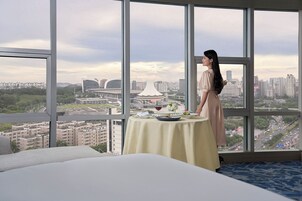 商务客房, 1 张特大床, 城市景观 | 1 多间卧室、防过敏的被褥、羽绒被、迷你吧